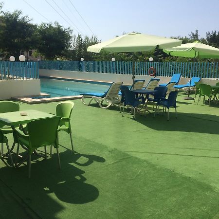 Queens Land Hotel Dżunija Zewnętrze zdjęcie