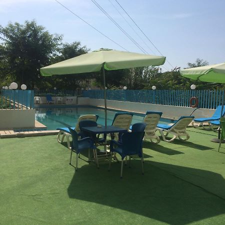 Queens Land Hotel Dżunija Zewnętrze zdjęcie