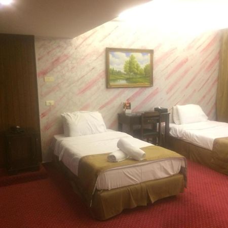 Queens Land Hotel Dżunija Zewnętrze zdjęcie