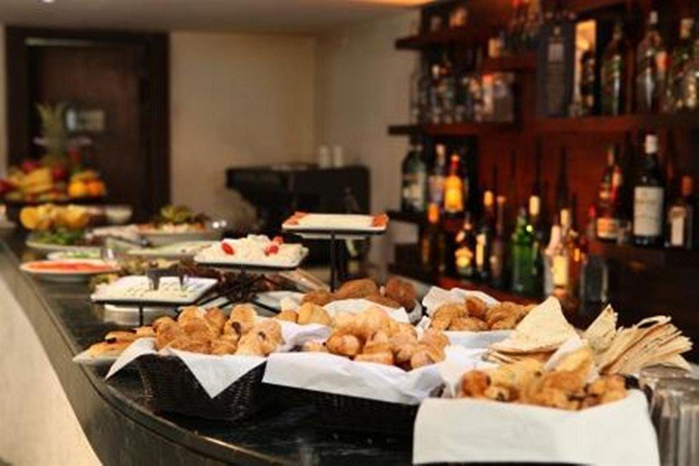 Queens Land Hotel Dżunija Zewnętrze zdjęcie