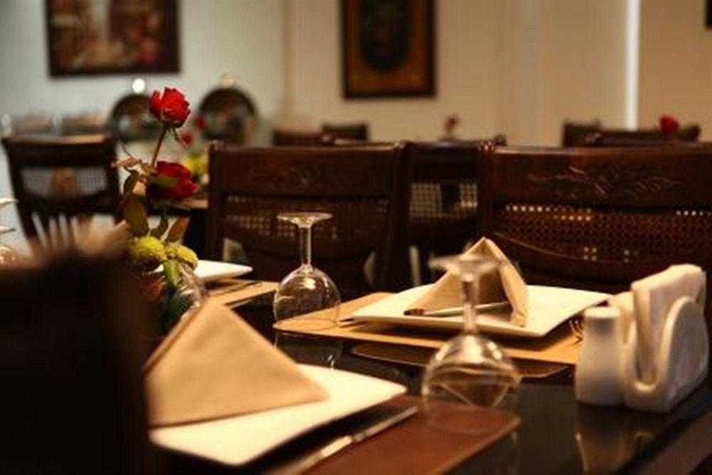 Queens Land Hotel Dżunija Zewnętrze zdjęcie