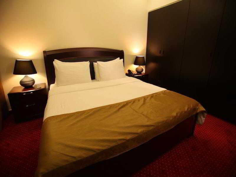Queens Land Hotel Dżunija Zewnętrze zdjęcie