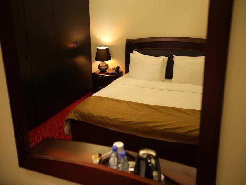 Queens Land Hotel Dżunija Zewnętrze zdjęcie