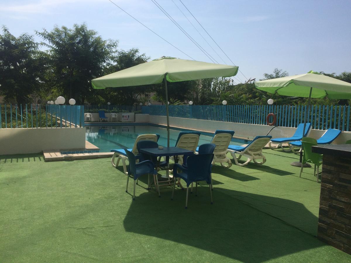 Queens Land Hotel Dżunija Zewnętrze zdjęcie