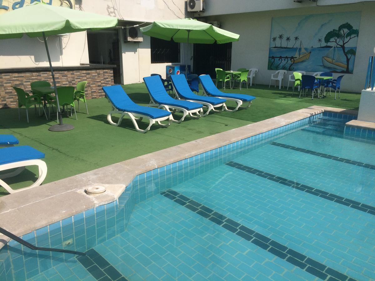 Queens Land Hotel Dżunija Zewnętrze zdjęcie
