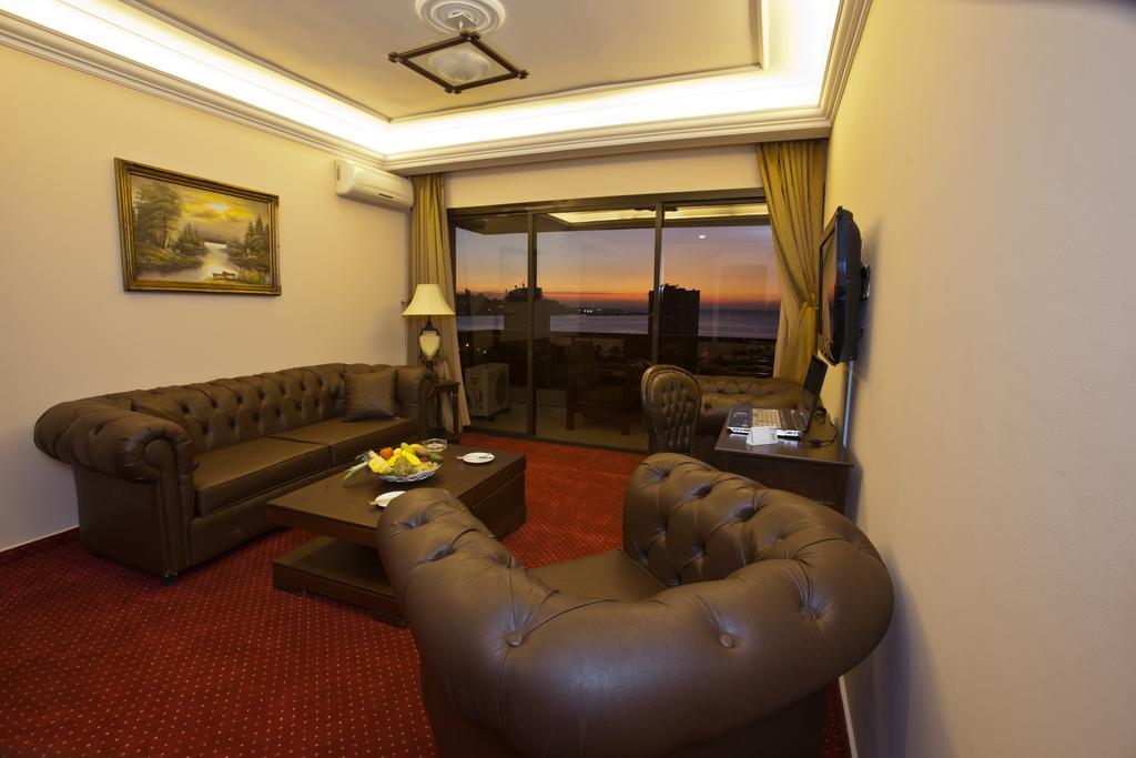Queens Land Hotel Dżunija Zewnętrze zdjęcie