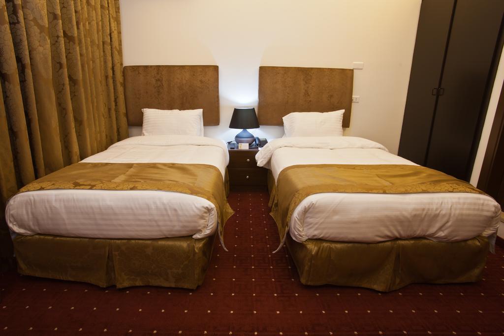 Queens Land Hotel Dżunija Zewnętrze zdjęcie