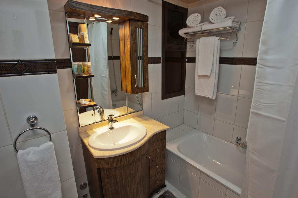 Queens Land Hotel Dżunija Zewnętrze zdjęcie