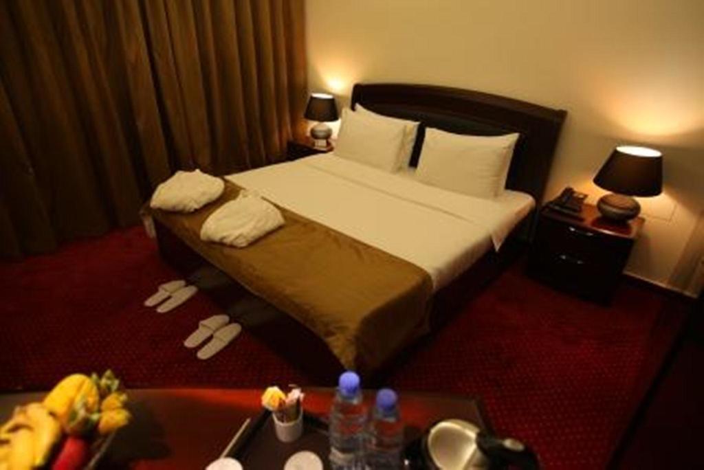 Queens Land Hotel Dżunija Zewnętrze zdjęcie