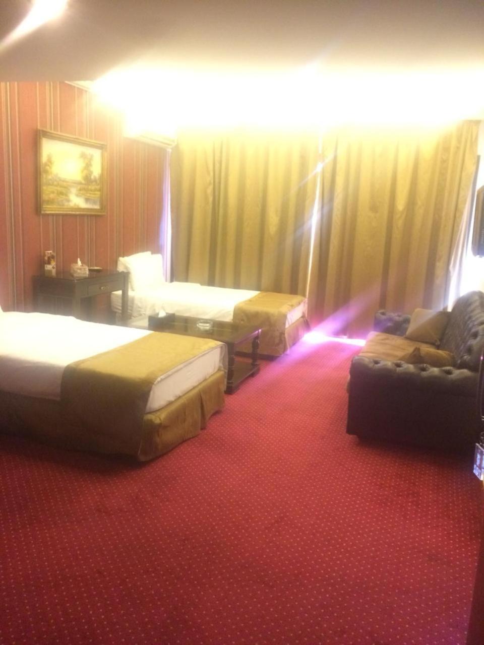 Queens Land Hotel Dżunija Zewnętrze zdjęcie