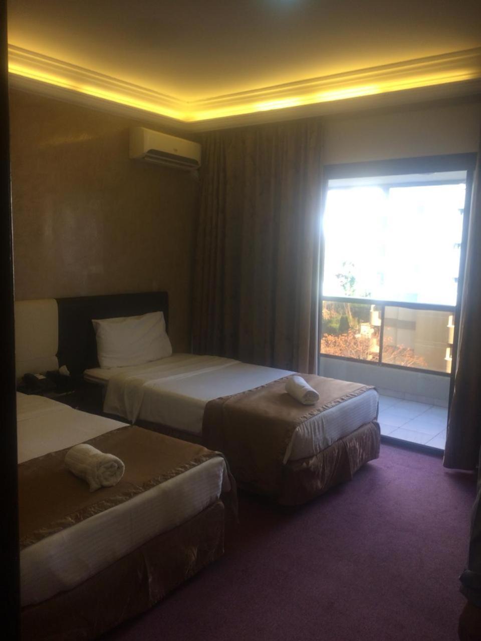 Queens Land Hotel Dżunija Zewnętrze zdjęcie