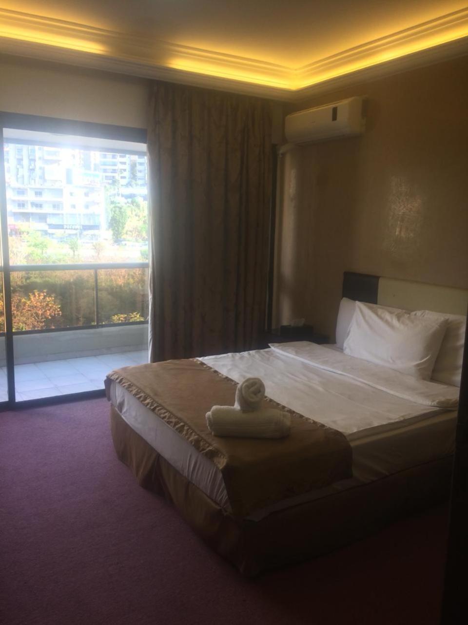 Queens Land Hotel Dżunija Zewnętrze zdjęcie