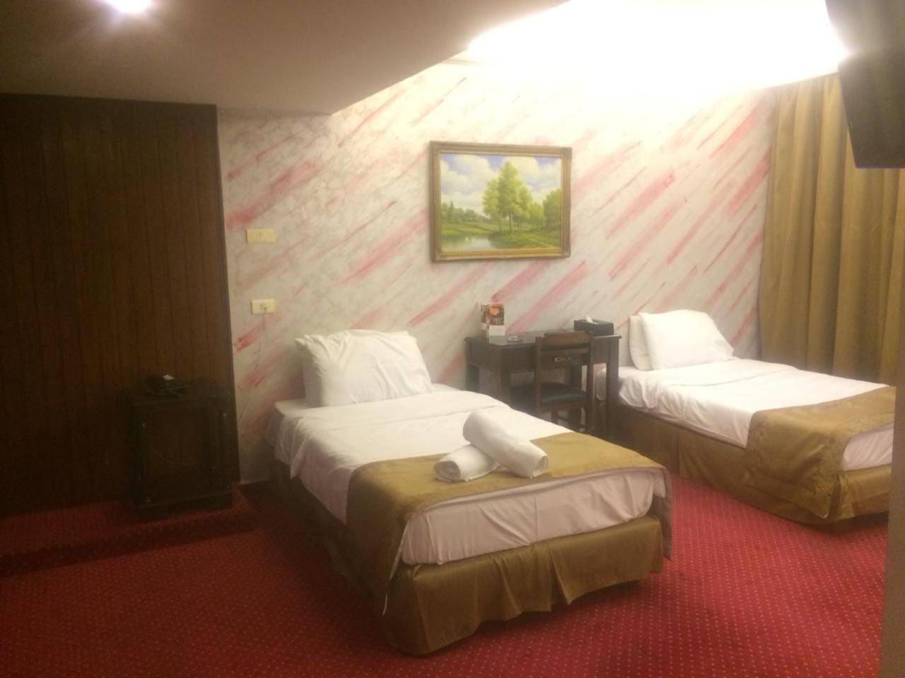 Queens Land Hotel Dżunija Zewnętrze zdjęcie