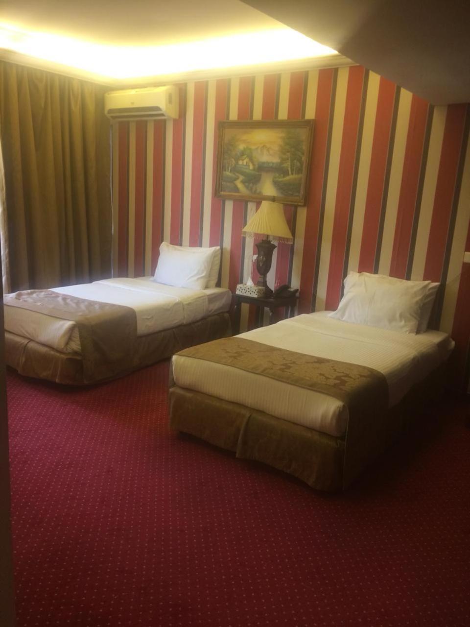 Queens Land Hotel Dżunija Zewnętrze zdjęcie