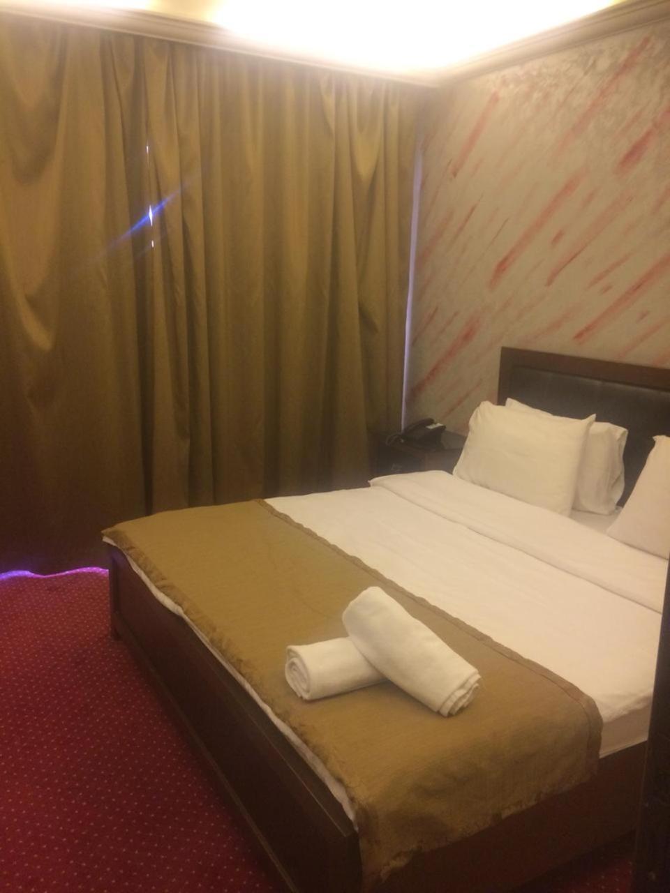 Queens Land Hotel Dżunija Zewnętrze zdjęcie