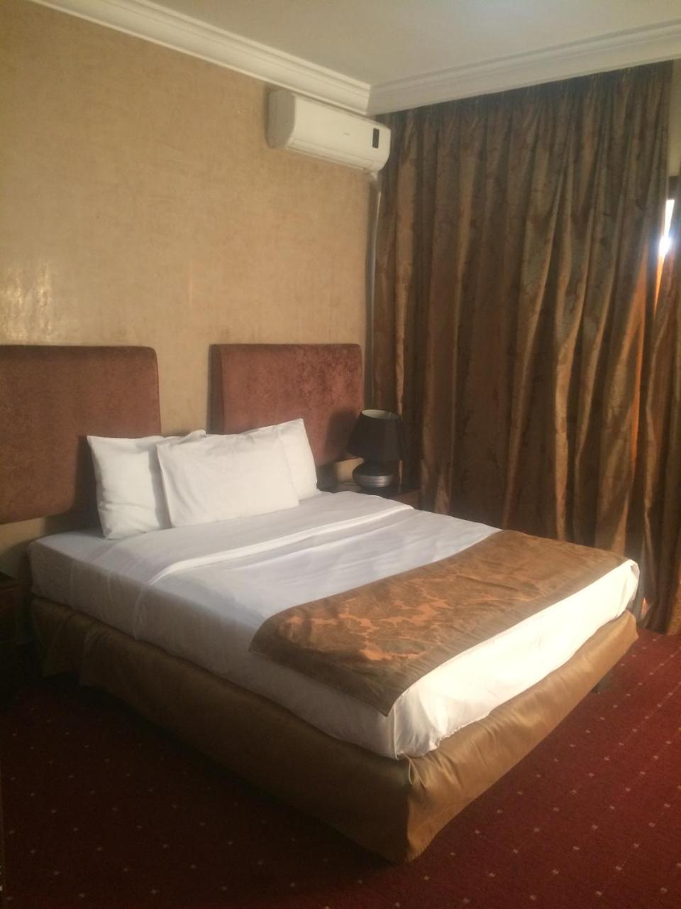 Queens Land Hotel Dżunija Zewnętrze zdjęcie